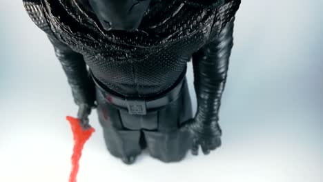 Eine-Schwarze-Kunststoff-Actionfigur-Von-Kylo-Ren-Mit-Rotem-Lichtschwert-Isoliert-Auf-Weißem-Hintergrund,-Dolly