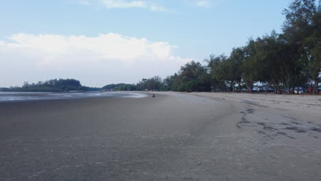 Jinete-De-ATV-Cabalgando-Sobre-La-Playa-En-Bagan-Lalang-Beach,-Selangor,-Malasia