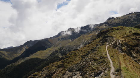 Wanderweg-In-Den-Bergen-Von-Neuseeland---4k