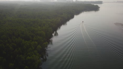 Vista-De-Drones-Del-Crucero-En-Barco-Por-El-Río-Bagan-Lalang-Al-Amanecer,-Sepang,-Selangor