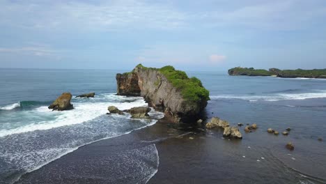 Luftaufnahme-Des-Felsens-An-Der-Küstenlinie-Des-Tropischen-Strandes-Mit-Koralleninsel-In-Indonesien