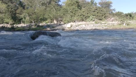 Wild-mountain-river-flowing-through-stone-rocks