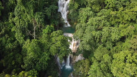Majestuosas-Cataratas-Kuang-Si-Con-Piscinas-Naturales-En-La-Selva-De-Laos