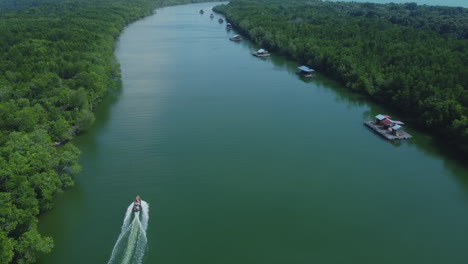 Drohnenansicht-Des-Bootes,-Das-Morgens-Auf-Dem-Bagan-Lalang-Fluss-Kreuzt,-Sepang,-Malaysia