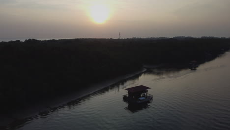 Schwimmendes-Haus-Auf-Der-Oberfläche-Des-Flusses-Bagan-Lalang-In-Malaysia-Bei-Sonnenaufgang