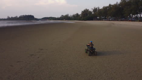 Atv-fahrer,-Der-Entlang-Der-Ufergegend-In-Bagan-Lalang-Beach,-Malaysia-Fährt