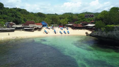 Luftaufnahme-Des-Tropischen-Strandes-Und-Der-Bucht-Mit-Parkenden-Fischerbooten-In-Indonesien