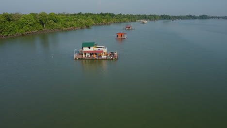 Casa-Flotante-En-La-Superficie-Del-Río-Bagan-Lalang-En-Malasia