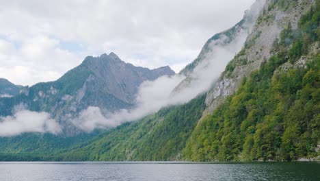 Konigssee-Lago-Alpino-Vista-Idílica-De-Los-Acantilados-De-La-Costa,-Berchtesgadener-Land,-Baviera,-Alemania