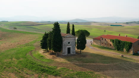 Chapel-of-the-Madonna-di-Vitaleta,-Tuscany,-Italy