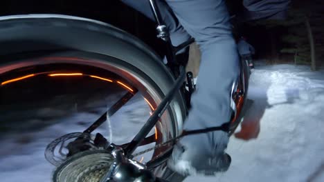 Fatbike-Winterfahren-Mit-Lichtern-Auf-Rädern-Action-Kamera-Mit-Abgewinkelter-Rückansicht-Fängt-Eine-Einzigartige-Perspektive-Ein