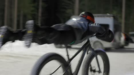 Fatbike-Winterfahrer-Planschen-Wie-Superman-Auf-Seinem-Fahrrad-Und-Albern-Herum