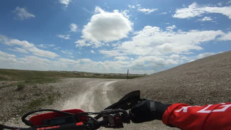 Dirtbike-POV-In-Hügeln-Und-Tälern-Fahrgebiet