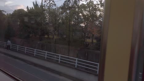Blick-Auf-Die-Lokale-Landschaft-Durch-Das-Zugfenster,-Während-Der-Zug-Tagsüber-In-Japan-Schnell-Fährt,-Natürliche-Aussicht-Auf-Die-Seite-Der-Eisenbahnstrecke