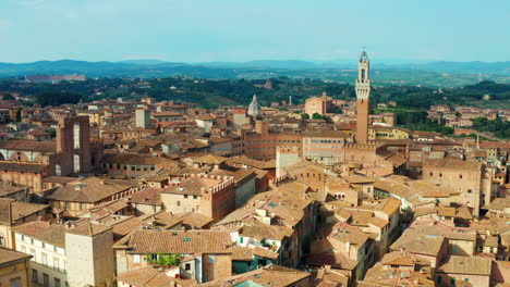 The-rooftops-of-Siena,-Tuscany-Italy