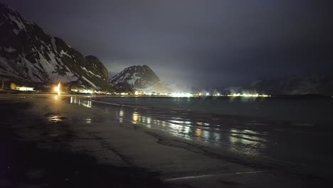Tranquila-Playa-De-Rambergstranda-Por-La-Noche-Con-Montañas-Nevadas-En-Ramberg,-Noruega