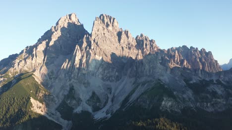 Cristallo-Gipfel-In-Der-Morgensonne