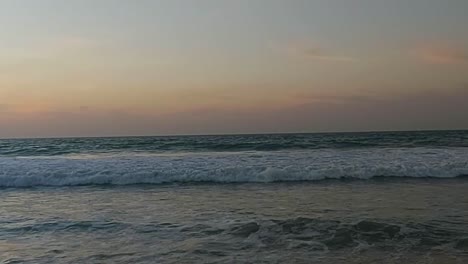 Filmischer-Sonnenuntergang-Am-Bijilo-Lemon-Creek-Beach-In-Gambia,-Von-Links-Nach-Rechts-Schwenkend