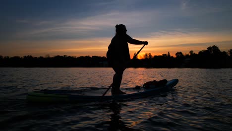 Mujer-Standup-Paddle-Embarque-Crepúsculo-Silueta-Primer-Plano-Increíble