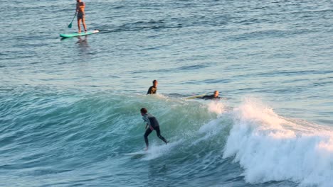 Surfer-Reitet-Die-Welle-Am-Berühmten-Surfspot-Cascais