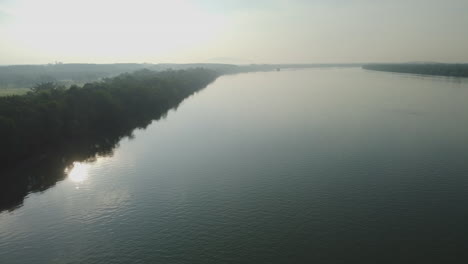 Luftdrohnenansicht-Des-Bagan-Lalang-Flusses-Und-Des-Dichten-Baumnebelmorgens,-Malaysia