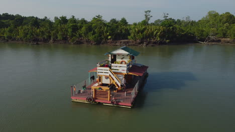 Drohnenaufnahme-Des-Flusses-Bagan-Lalang-Am-Morgen-Mit-Schwimmenden-Häusern
