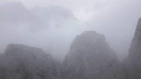 Vorbei-An-Steilen-Felskämmen-Und-Dem-Aufdecken-Riesiger-Berge-In-Den-Alpen