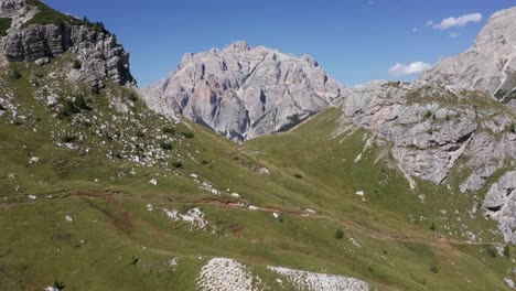 Fliegen-über-Einen-Bergrücken,-Luftgebirgslandschaft-In-Dolomiten,-Italien