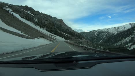 Fahrt-Durch-Verschneite-Bergstraßen-Im-Yellowstone-Nationalpark