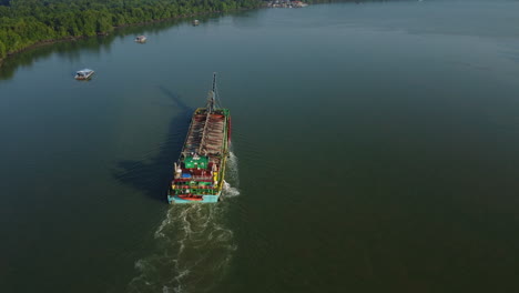 Vista-De-Drones-De-Barcos-De-Pesca-En-El-Río-Bagan-Lalang,-Sepang,-Selenor,-Malasia