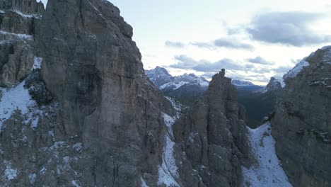 Vorbeiflug-In-Unmittelbarer-Nähe-über-Steilen-Felskämmen-In-Den-Alpen