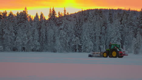 Norbotten-Woodland-Sunrise-Tractor-Soplador-De-Nieve-Preparando-La-Pista-De-Carreras-A-La-Deriva-De-Hielo