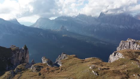 Paisaje-Montañoso-De-Dolomitas-Con-Formación-Rocosa-De-Cinque-Torri,-Entrada-Aérea-Cinematográfica