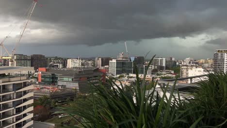 Bedrohliche-Dunkle,-Sich-Schnell-Bewegende-Wolken,-Die-Ganze-Vororte-Der-Innenstadt-Von-Brisbane-Bedecken,-Handgehaltene-Bewegungsaufnahme-Eines-Zerstörerischen-Sturms,-Dramatische-Cumulus-Nimbus-Wolke,-Die-Sich-Am-Himmel-Bildet,-Unwettervorhersage