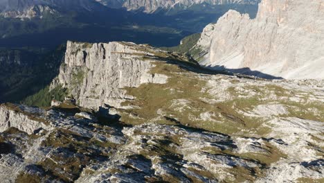 Bergrücken-über-Der-Dramatischen-Berglandschaft-In-Den-Dolomiten
