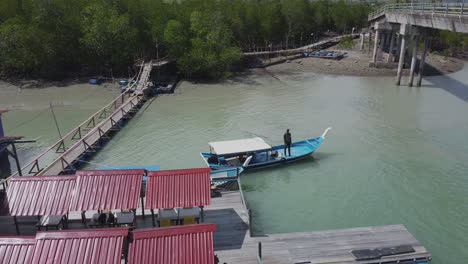 Drone-shot-of-water-tourism-in-Langkawi,-Malaysia