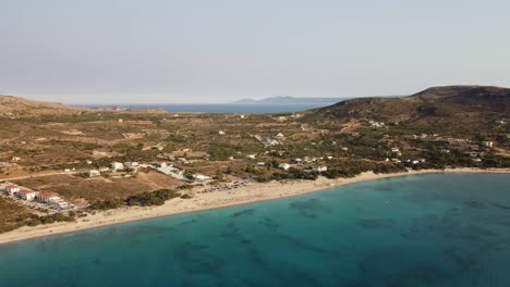 Filmische,-Schwenkende-Drohnenaufnahme-Der-Küstenlinie-In-Griechenland