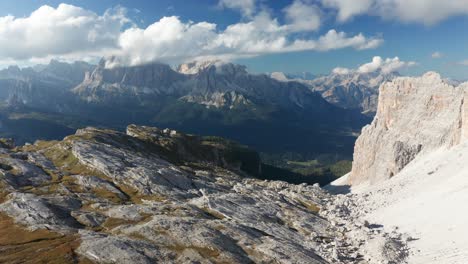 Hermoso-Paisaje-Montañoso-En-Dolomitas,-Montaña-Croda-Da-Lago-En-Cortina-D&#39;ampezzo