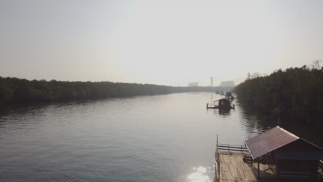 Luftdrohnenansicht-Des-Flusses-Bagan-Lalang-Am-Nebligen-Morgen,-Malaysia