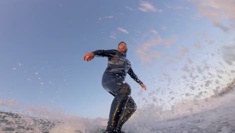 Clip-Eines-Surfers,-Der-Am-Point-Break-Beach-In-Cascais-Einen-Backside-Re-Entry-Durchführt