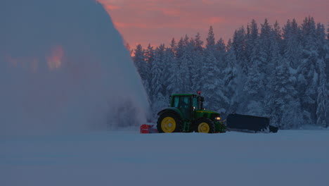 Am-Frühen-Morgen-Weht-Ein-Norbotten-Traktor,-Der-Bei-Sonnenaufgang-Eisiges-Pulver-Reinigt,-Auf-Der-Rennstrecke