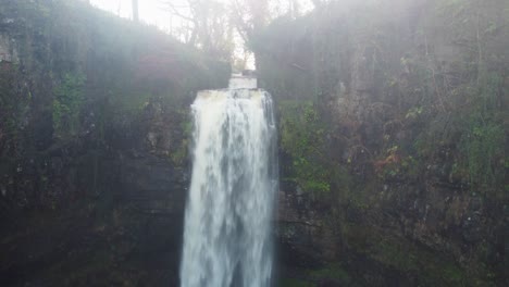 Wasserfall-Bei-Sonnenaufgang-Mit-Luftdrohne-Langsam-Aufsteigend,-Um-Schnellen-Fluss-Und-Goldene-Sonne-In-Wales-Uk-4k-Zu-Enthüllen