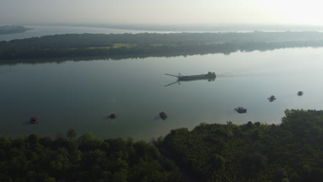 Vista-De-Drones-De-Barcos-De-Pesca-Acelerando-En-El-Río-Bagan-Lalang-Al-Amanecer,-Malasia