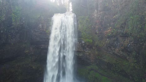 Großer,-Schneller-Wasserfall-Aus-Rauem-Fluss-Mit-Klippe-In-Wales,-Großbritannien---Luftdrohnenaufnahme-4k