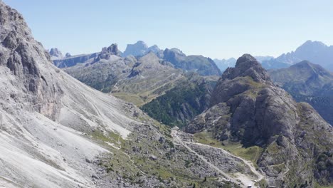 Bergpass-In-Den-Dolomiten