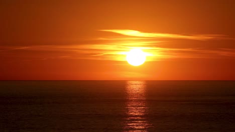 Dramatischer-Sonnenuntergang-Im-Zeitraffer-An-Einem-Strand-Zwischen-Einigen-Wolken-In-Cascais