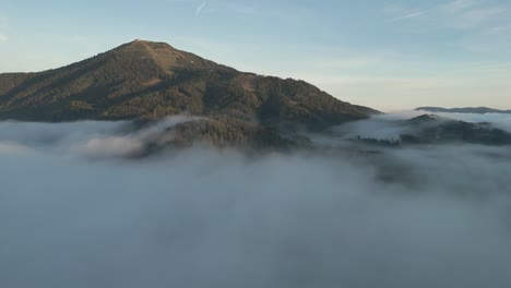 Berggipfel-Mit-Bäumen-über-Dicken-Wolken
