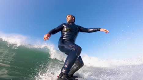 Ein-Surfer-Startet-Auf-Einer-Großen-Welle-Am-Strand-Von-Cascais