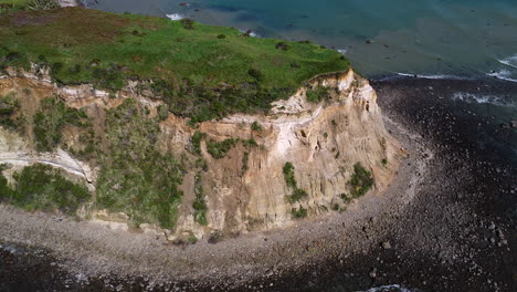 Promontorio-Escénico-En-La-Playa-De-Maketu-En-La-Isla-Norte,-Nueva-Zelanda---Toma-Aérea-De-Drones