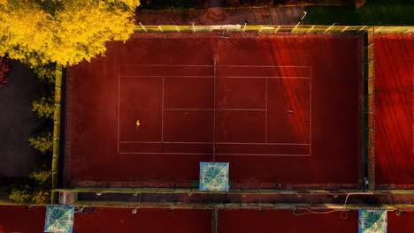 Filmisches-Tennismatch-Aus-Der-Vogelperspektive-Auf-Einem-Sandplatz